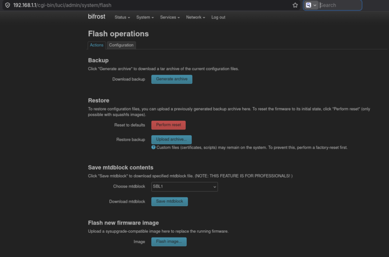 Seite im LuCI Web Interface für Flash operations. Die Seite bietet Optionen zum Erstellen eines Backups, zum Restore eines zuvor erstellten Backups und zum Upload eines Firmware-Images.
